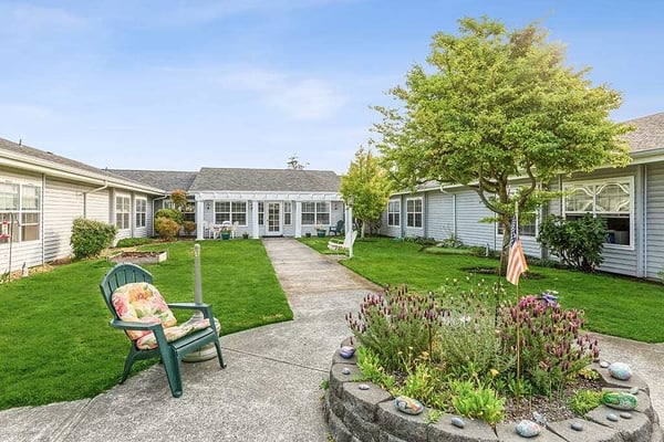 victoria_place_port_townsend_outdoor_common_area
